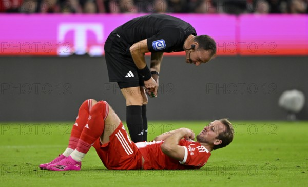 Referee Bastian Dankert at Harry Kane FC Bayern Munich FCB (09) injured ground injury Deutscher Classico, FC Bayern Munich FCB versus Borussia Dortmund BVB, Allianz Arena, Munich, Bayern, Germany