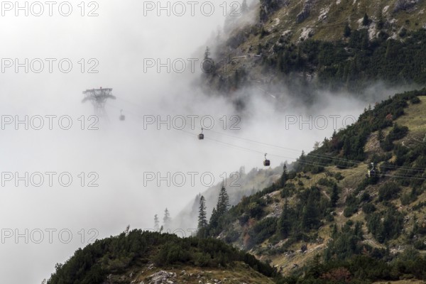 Pillars and cabins of the Nebelhorn Railway in the fog, Oberstdorf, Oberallgäu, Allgäu, Bavaria, Germany