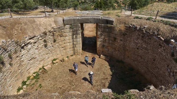 Group of visitors, Mycenaean dome tomb, archaeological site, UNESCO World Heritage Site, Mycenae, Mycenae, important city in the pre-classical period, Peloponnese, peninsula, Greece