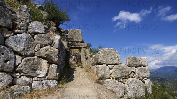 Visitor, stone gate, archaeological site, UNESCO World Heritage Site, Mycenae, Mycenae, important city in pre-classical times, Peloponnese, peninsula, Greece