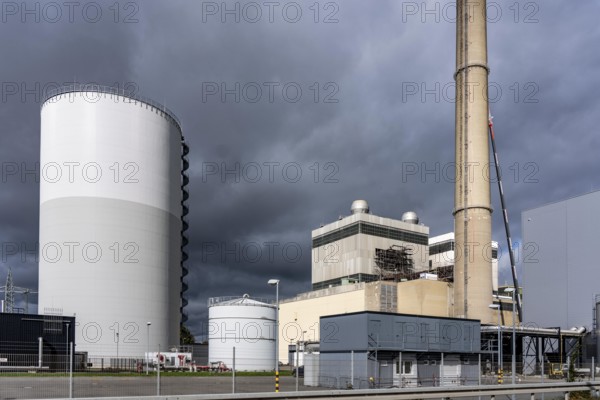 Stadtwerke Düsseldorf district heating storage plant, at the Lausward CHP plant, with a volume of 35, 700 cubic meters, the water stored there has a temperature of 98°C and is fed into the district heating network as required without the power plant just starting up the district heating boiler, stored heat, Düsseldorf, North Rhine-Westphalia