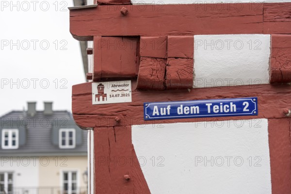 The old town of Ahrweiler, flood level mark, half-timbered house, renovated, restored, partly rebuilt after the flood in the Ahr Valley in July 2021, Rhineland-Palatinate