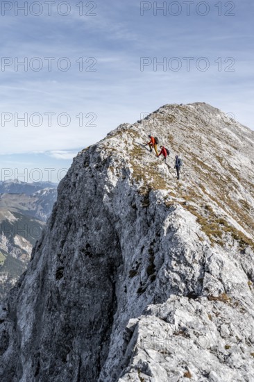Mountaineer on the ridge of the Gamsjoch, transition to the main summit of the Gamsjoch, in autumn, Rißtal in the Eng, Karwendel, Tyrol, Austria