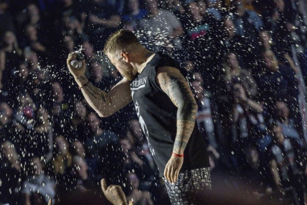 FiNCH with beer can at his Arena Tour 2025 in the ZAG Arena in Hanover on 08.10.2025