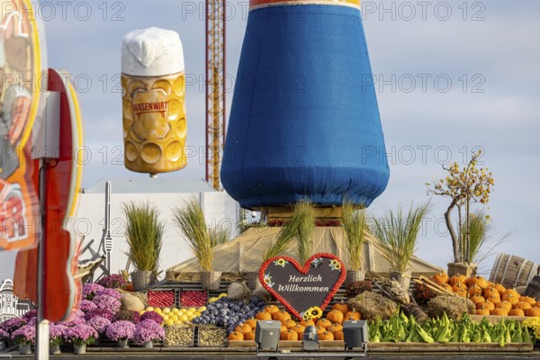 Fruit column with ripe crops. The 178th Cannstatter Volksfest on the Wasen attracted 4.2 million visitors. The Wasenrummel is one of the most important traditional festivals in Germany. Bad Cannstatt, Stuttgart, Baden-Württemberg, Germany