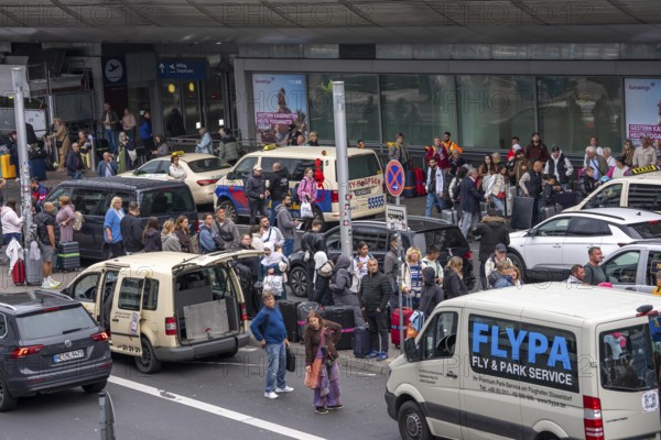 Ahead of Terminal B, many thousands of people set off on holiday on the first day of the North Rhine-Westphalia autumn holidays at Düsseldorf Airport, but waiting times were kept within limits despite the huge rush, North Rhine-Westphalia, Germany