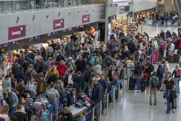 Full check-in hall, queues, Terminal B, many thousands of people take off on the first day of the North Rhine-Westphalia autumn holidays, at Düsseldorf Airport, but the waiting times were kept within limits, despite the large rush, North Rhine-Westphalia, Germany