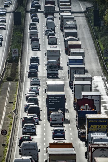Traffic jam on the A3 motorway between the Hilden junction and the Mettmann junction, view to the south, traffic jam due to construction work, North Rhine-Westphalia, Germany