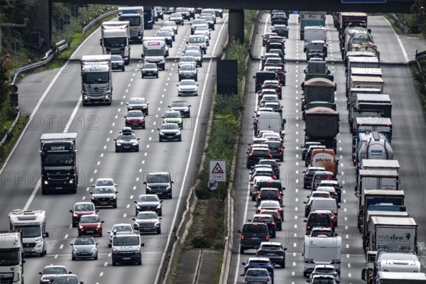 Traffic jam on the A3 motorway between the Hilden junction and the Mettmann junction, view to the south, traffic jam due to construction work, North Rhine-Westphalia, Germany