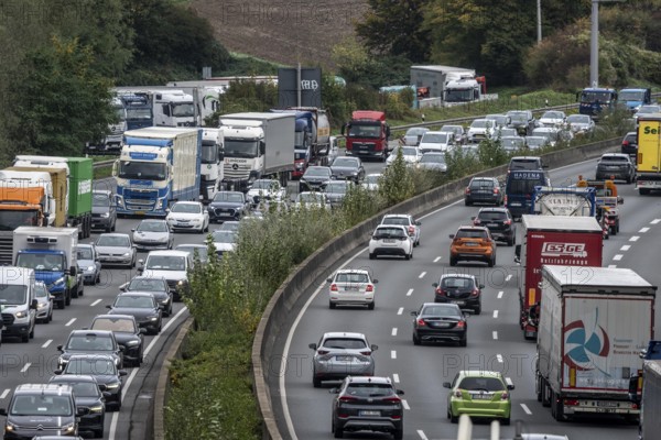 Traffic jam on the A3 motorway between the Hilden junction and the Mettmann junction, view to the north, traffic jam due to construction work, North Rhine-Westphalia, Germany
