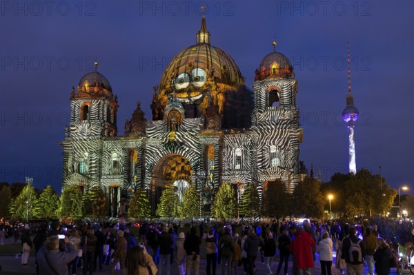 Berlin Cathedral, 21st BERLIN FESTIVAL OF LIGHTS, motto Let's Shine Together, light installations, 9 October 2025, Berlin, Germany, < english> 21st BERLIN FESTIVAL OF LIGHTS, motto Let's Shine Together, light installations, October 9, 2025, Berlin, Germany