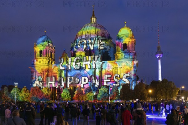 Berlin Cathedral with television tower, 21st BERLIN FESTIVAL OF LIGHTS, motto Let's Shine Together, light installations, 9 October 2025, Berlin, Germany, < english> 21st BERLIN FESTIVAL OF LIGHTS, motto Let's Shine Together, light installations, October 9, 2025, Berlin, Germany