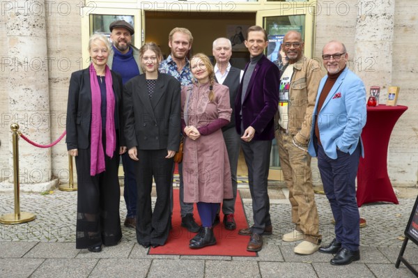 Irene Christ, Tibor Locher, Johanna Marie Bourgeois, Johannes Hallervorden, Cora Chilcott, Wolfgang Seppelt, Marc Rudolf, Pierre Sanoussi-Bliss and Dennis Schönwetter at the annual press conference for the 2025/2026 season at the Theater am Frankfurter Tor. Berlin, 07.10.2025