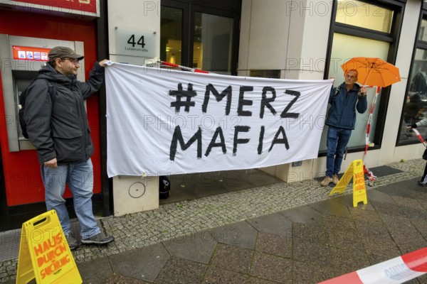 The New Generation symbolically organises a house search at the Economic Council of the CDU, a lobby organisation. The action runs under the hashtag Merzmafia. right: Prof. Nikolaus Froitzheim, Berlin, 08.10.2025