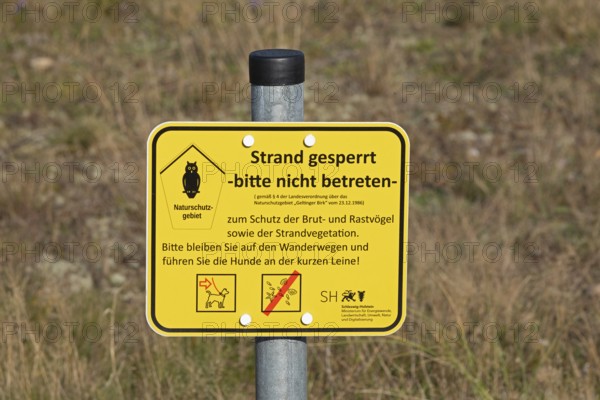 No trespassing sign on the beach, Geltinger Birk nature reserve, Nieby, Schleswig-Holstein, Germany