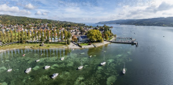 Aerial view, panorama of the village of Wangen on the Höri peninsula with boat moorings and jetty on the lakeshore, on the right the Swiss lakeshore with the Thurgau lake ridge, Lake Rhine, Lake Constance, district of Constance, Baden-Württemberg, Germany