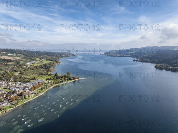 Aerial view of the village of Wangen on the Höri peninsula with boat moorings and jetty on the lakeshore, on the right the Swiss lakeshore with the Thurgau lake ridge, Lake Rhine, Lake Constance, district of Constance, Baden-Württemberg, Germany