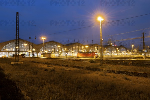 Riveted iron truss, railway, railway tracks, building, blue hour, main station, Leipzig, Saxony, Germany