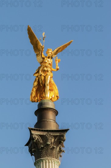 Angel of peace on the high banks of the Isar in Munich, commemorates 25 peaceful years after the Franco-German war, image of the Greek goddess Nike, 6 metres high on a 38-metre column. Prinzregentenstrasse, Bogenhausen district, Munich, Bavaria, Germany
