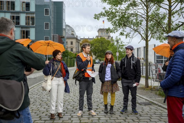 Henning Jeschke talks about the revolution of the new generation: just as children play cops and robbers, revolution is now being played. You learn by playing and at some point you will be successful. Marschallbrücke, Berlin, 06.10.2025
