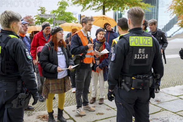 Henning Jeschke discusses with a policeman. He wants access to the Reichstag because he wants to make a revolution there. If possible with the 10 other escorts, but also alone if necessary. in front of the Reichstag, Berlin, 06.10.2025