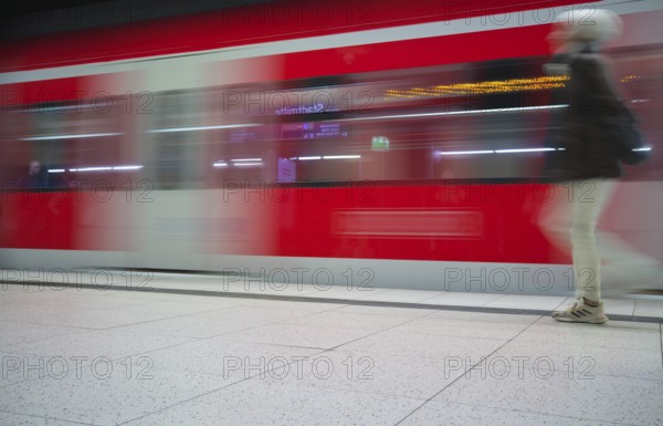 Underground arriving S-Bahn, train, class 420 in traffic red, platform, stop, Stadtmitte station, travellers, passengers, public transport, movement effect, VVS, Verkehrsverbund Stuttgart, local transport, Stuttgart, Baden-Württemberg, Germany