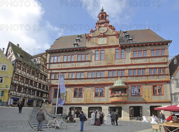 Renaissance town hall with gable and pulpit, Neptune fountain, market stall and pedestrians, Am Markt, Tübingen, Neckartal, Baden-Württemberg, Germany
