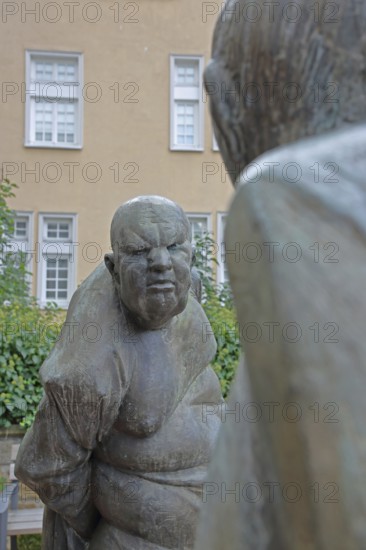 Sculpture Confrontation by Karl-Henning Seemann 1979, two bronze sculptures, modern art, male figures, life-size, social non-verbal communication, fierce facial expression, evil eye, interaction, gesture, emotion, posture, conflict, dispute, quarrel, argument, grim, angry, furious, serious, look, Am Markt, Tübingen, Neckartal, Baden-Württemberg, Germany