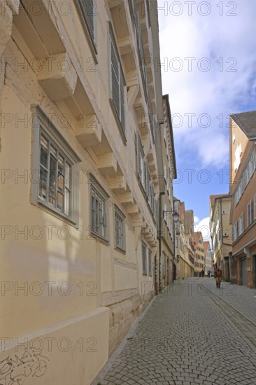 Houses in narrow Münzgasse, uphill, narrow alleyway with cobblestones, Tübingen, Neckartal, Baden-Württemberg, Germany