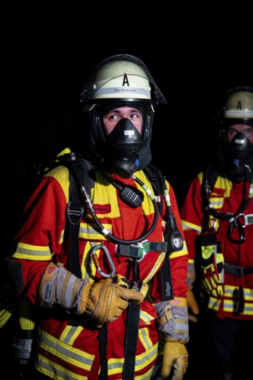 Firefighter with breathing apparatus in the dark, concentrated and ready for action, firefighting exercise in the new construction tunnel of the Hermann Hesse railway, Ostelsheim, Calw district, Germany