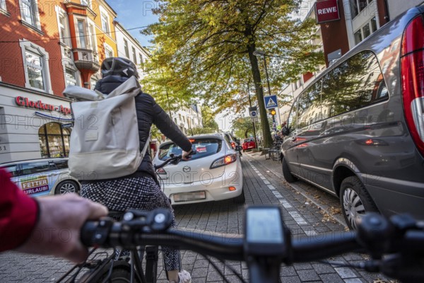 Cycling in the city, city centre road, cycle lane, two-wheeled traffic has priority, 30 km/h zone, cyclists' perspective, Essen, North Rhine-Westphalia, Germany