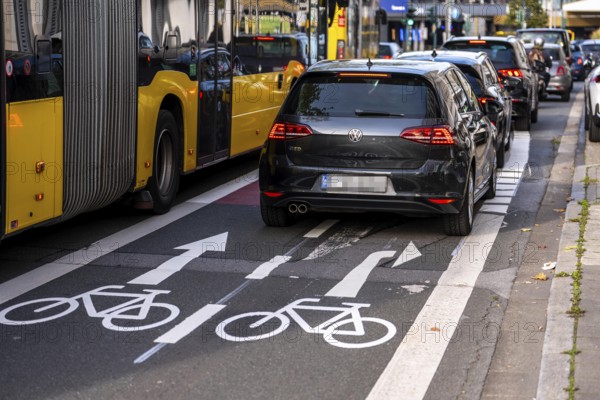 Cycle path, cycle lane, marked in red to draw the attention of motorists to the cycle path, between 2 lanes, Huyssenallee, in front of Europaplatz, in the city centre of Essen, North Rhine-Westphalia, Germany