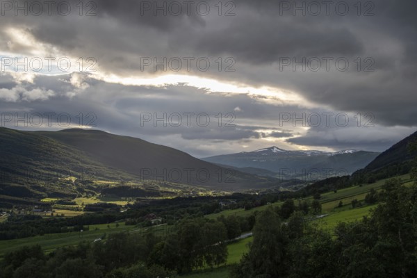 Tal mit grünen Feldern, Wäldern und Bergen, Dovre, Gudbrandsdalen oder Gudbrandstal, Norwegen