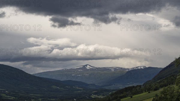 Berglandschaft unter einem bewölkten Himmel, Dovre, Gudbrandsdalen oder Gudbrandstal, Norwegen