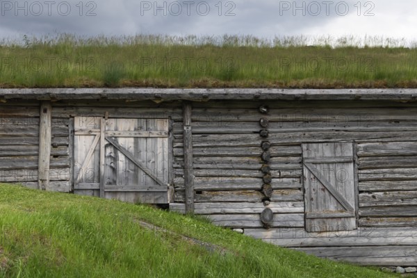 Scheune mit Grasdach, historischer Bauernhof und Pilgerunterkunft Budsjord, Dovre, Pilgerweg Olavsweg oder Olavsleden, Gudbrandsdalen oder Gudbrandstal, Norwegen