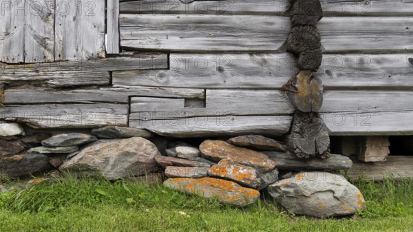 Holzwand eines Schuppens, historischer Bauernhof und Pilgerunterkunft Budsjord, Dovre, Pilgerweg Olavsweg oder Olavsleden, Gudbrandsdalen oder Gudbrandstal, Norwegen