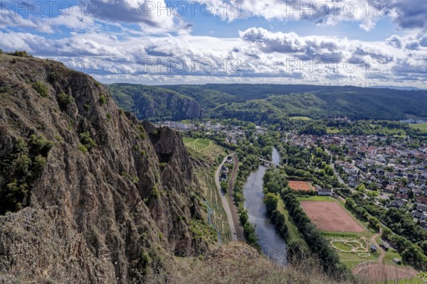 Ausblick vom Rotenfels, einer Steilwand am Naheufer im Naturpark Soonwald-Nahe, auf das Nahetal und die Stadt Bad Kreuznach, OT Bad Münster, im Weinbaugebiet der Pfalz. Traisen, Landkreis Bad Kreuznach, Rheinland-Pfalz, Deutschland