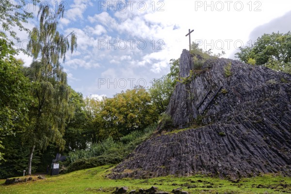 Nationaler Geotop Druidenstein, auch Herkersdorfer Köppel, ist ein kegelförmiger Fels aus Basalt in Hellerbergland, Siegerland. Kirchen Sieg, Nordrhein-Westfalen, Deutschland