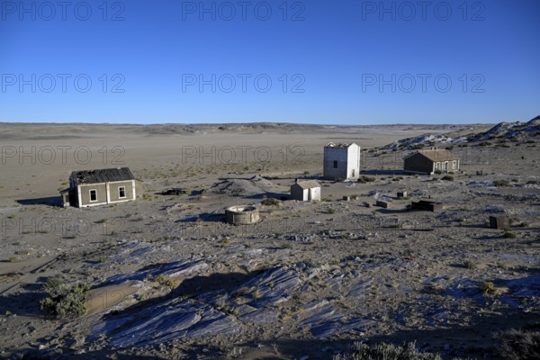 Alte Gebäude und Wasserbecken in Grillenthal, einst Versorgungsstation für Frischwasser, Diamentensperrgebiet, bei Lüderitz, Region Karas, Namibia