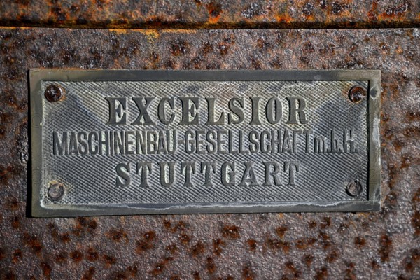 Schild Excelsior an einem alten Wassertank, Maschinenbaugesellschaft aus Stuttgart, Grillenthal, Diamentensperrgebiet, bei Lüderitz, Region Karas, Namibia