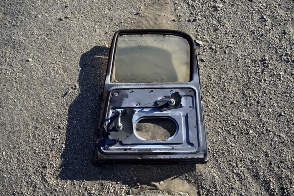 Alte Autotür im Sand, Grillenthal, Diamentensperrgebiet, bei Lüderitz, Region Karas, Namibia