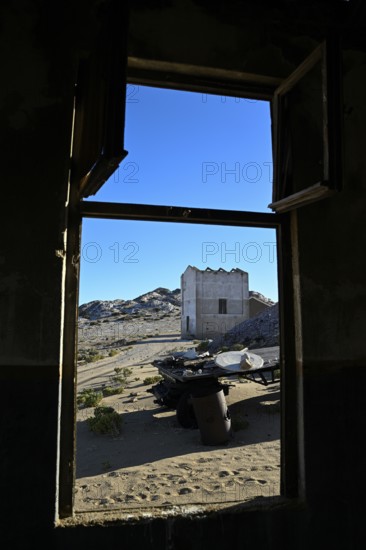 Blick aus einem Gebäude in die Wüste, Grillenthal, einst Versorgungsstation für Frischwasser, Diamentensperrgebiet, bei Lüderitz, Region Karas, Namibia