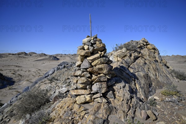 Alte Steinhaufen zur Markierung der Diamanten-Claims, bei Pomona, Diamentensperrgebiet, bei Lüderitz, Region Karas, Namibia