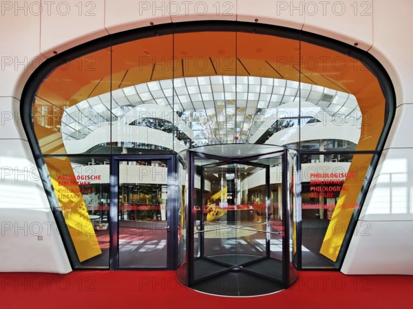 Eingang zur Philologischen Bibliothek der Freien Universität Berlin, auch Berlin Brain genannt weil das Gebäude wie ein menschlicher Schädel geformt ist, Deutschland