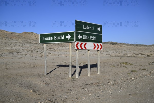 Straßenschild nahe dem Diaz Point oder Dias Point, Lüderitz-Halbinsel, Region Karas, Namibia