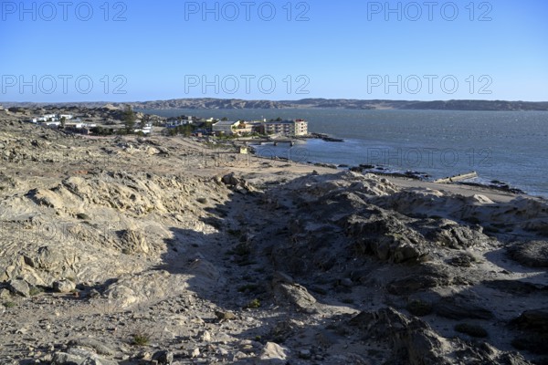 Blick vom Diamantenberg auf die Lüderitz-Bucht mit dem Lüderitz Nest Hotel, Lüderitz, Region Karas, Namibia