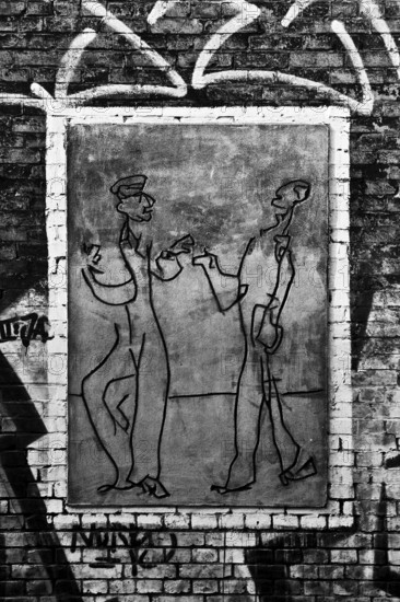 Das Wandbild mit dem Titel Weltbaum 2, Werden, Sein, Vergehen von Ben Wagin am S-Bahnhof Savignyplatz, eine Brandwandgestaltung, Berlin, Deutschland