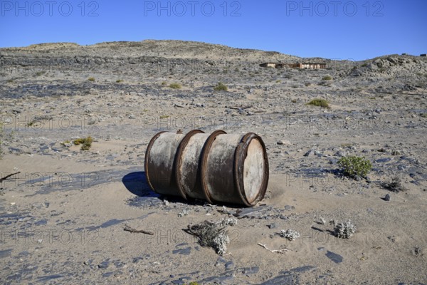 Verrostetes Wasserfass im Wüstensand, Pomona, Diamentensperrgebiet, bei Lüderitz, Region Karas, Namibia