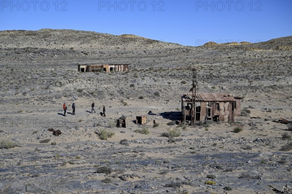 Touristengruppe bei den Ruinen der ehemaligen Diamantenstadt Pomona, Diamentensperrgebiet, bei Lüderitz, Region Karas, Namibia