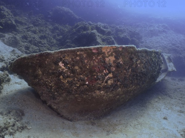 Ein alter Rumpf eines Schiffswracks ruht auf dem Meeresgrund. Tauchplatz Fraskeric, Stoja, Pula, Kroatien, Mittelmeer